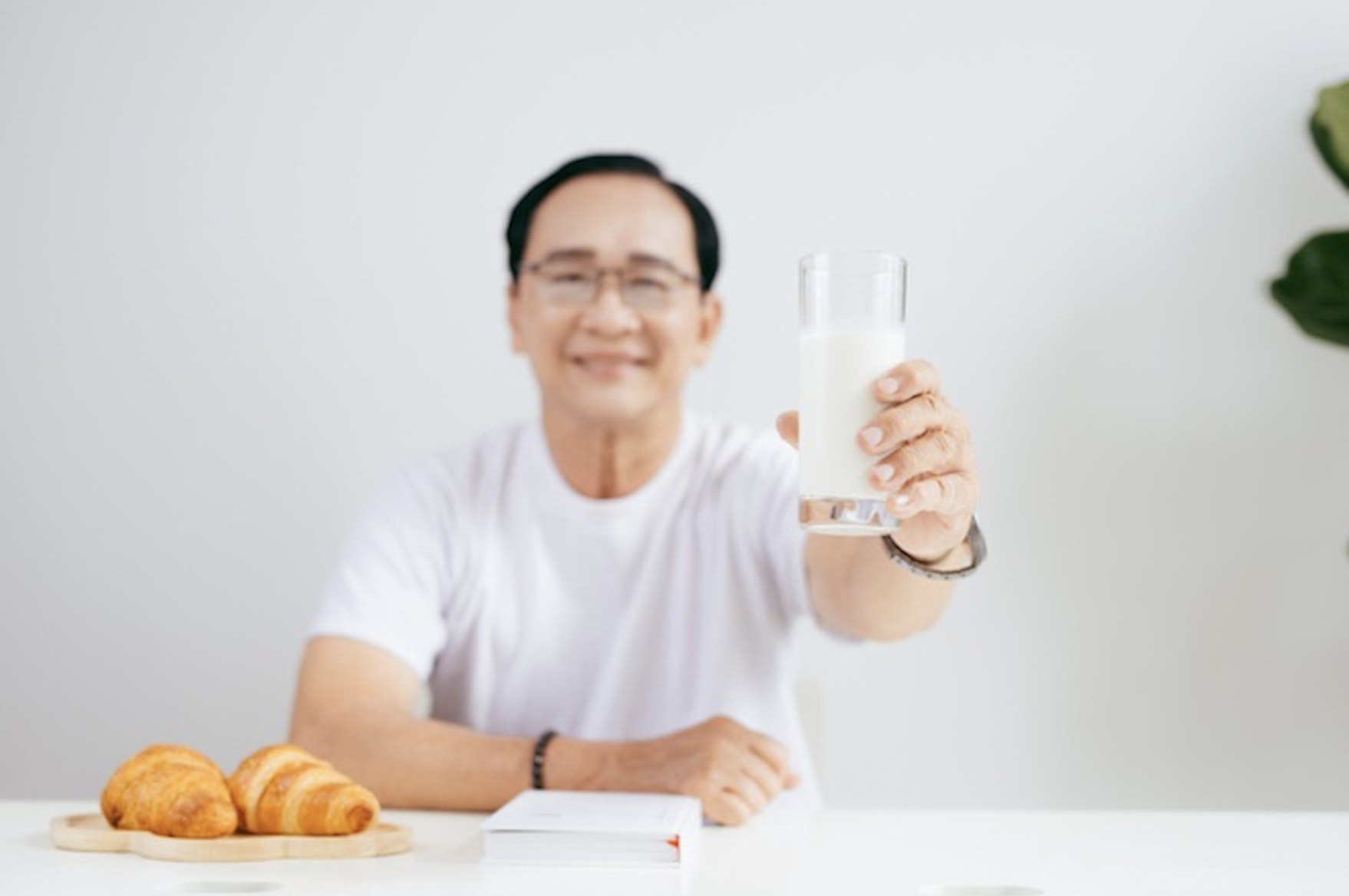 Sữa và dược liệu quý - sự kết hợp mới lạ hỗ trợ sức khỏe người già