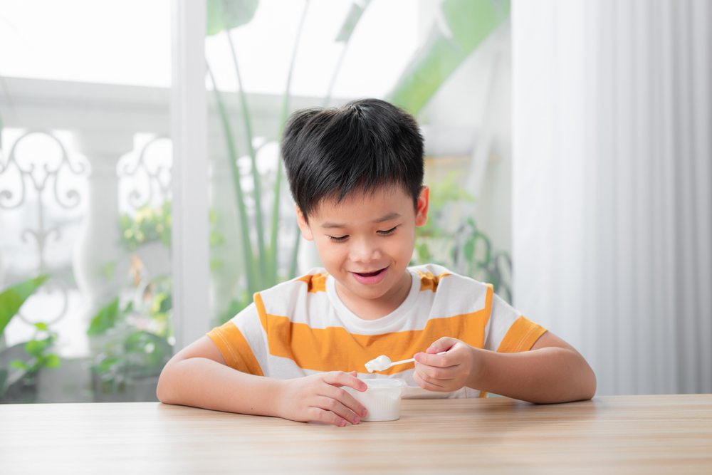 Cách cho trẻ ăn sữa chua