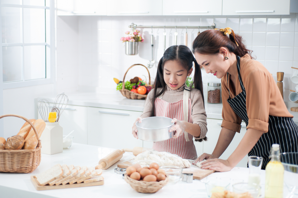 Phát triển kỹ năng vận dộng khi cùng bé nấu ăn