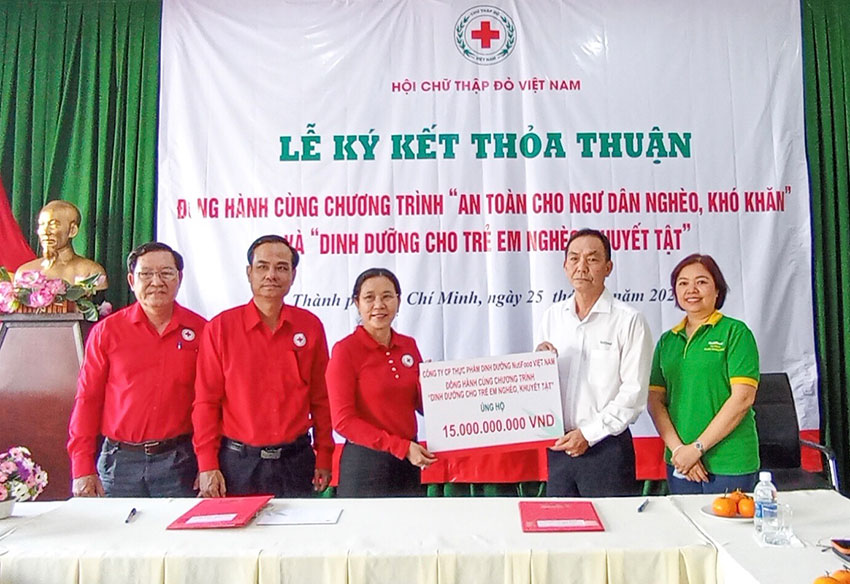 Lãnh đạo Nutifood và Hội Chữ thập đỏ Việt Nam ký kết tài trợ cho chương trình tài trợ trị giá 15 tỷ đồng vào chiều ngày 25/4