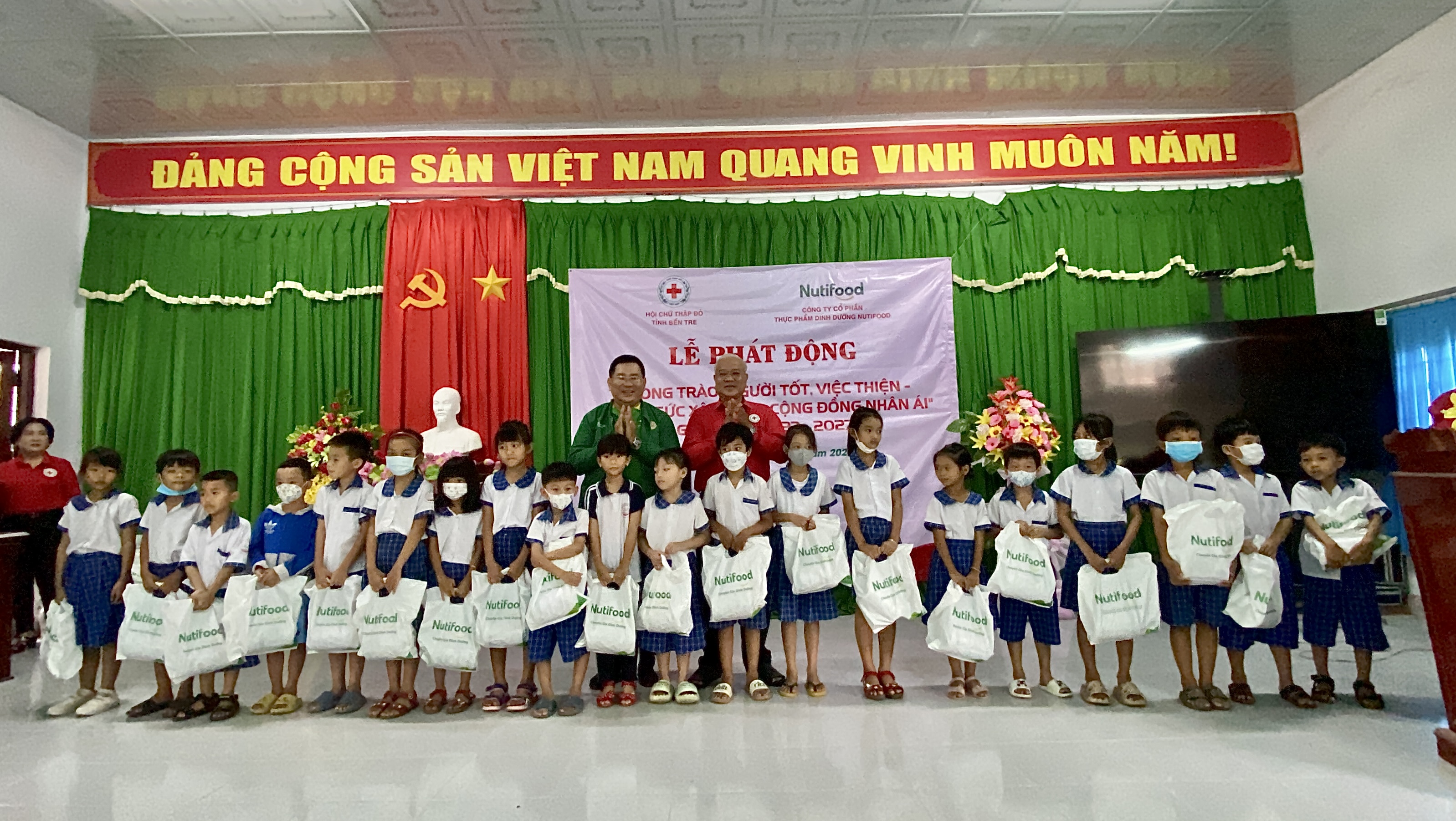 Nutifood trao sữa cho các học sinh tại trường Tiểu học Nguyễn Thị Lang, huyện Bình Đại, tỉnh Bến Tre ngày 26/5