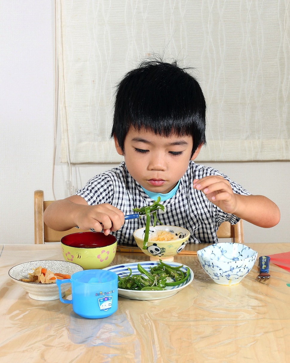 Что едят. Завтрак для детей. Японские дети едят. Что едят японцы. Дети за столом.