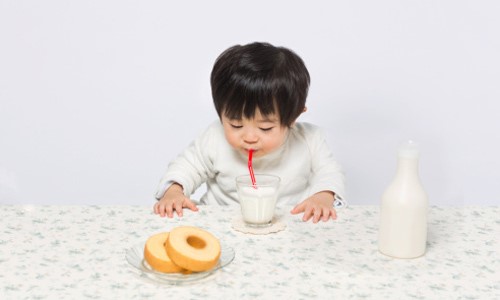 Bé 1 tuổi uống sữa tươi nào tốt và các loại sữa cho bé trên 1 tuổi